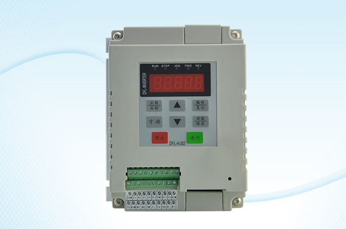 单相单电容电机可用,免拆电容,电机功率0.55kw以内 1.输入电源 1PH 220V(160V-250V);输出:1PH 0-220V; 2.专用电机控制IC,电压矢量控制,纯正的SVPWM输出; 3.IPM模块为功率驱动核心部件,内置过流、短路、过温等多种可靠保护; 4.调节压力范围:0-3.5公斤(0.35Mpa); 5.